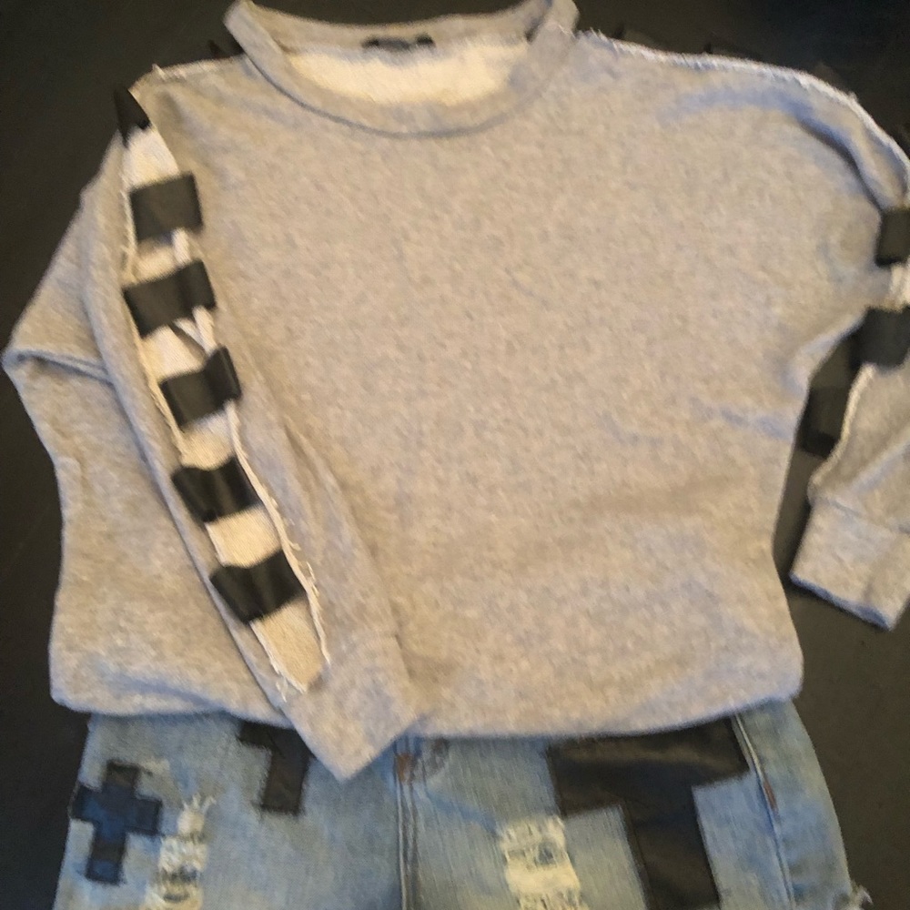 Sweatshirt - Picture 2 of 5